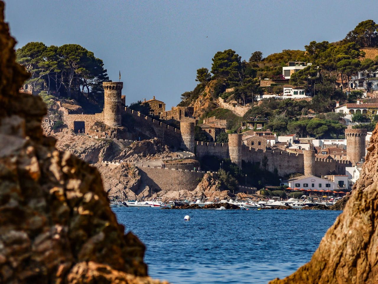 Tossa Imprescindible Vista de Tossa de Mar i la Vila Vella des de la costa