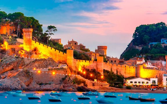 Muralles de Tossa de Mar en un ambient tranquil