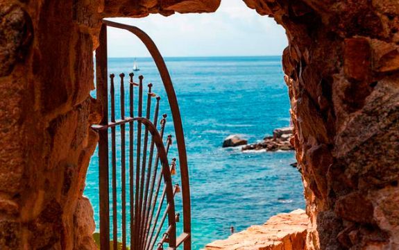Vista tranquil·la de Tossa de Mar per representar una experiència propera i personal